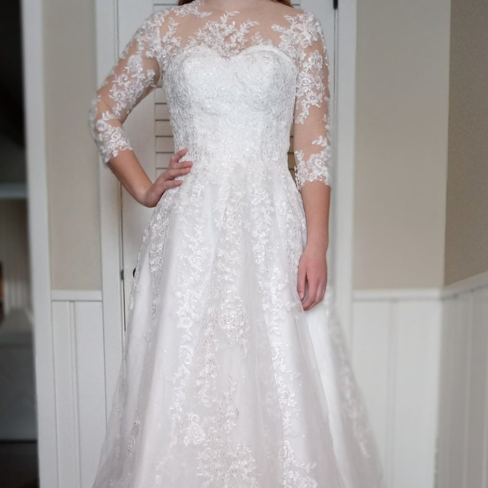 New With Tags! True Size 6 Wedding Dress, Natural White, Tulle, Lace, & Sparkle.